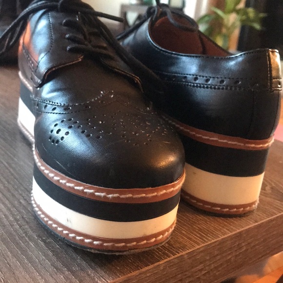 Woman’s black Oxfords - plat Form - Picture 3 of 6